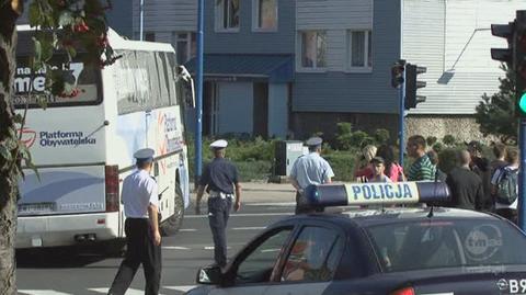 Gdy Tuskobus odjeżdżał, kibice obrzucili go jajkami (TVN24)