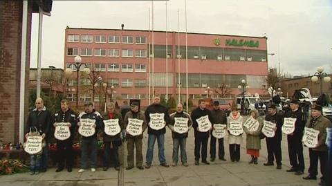 Grupa osób uczciła pamięć górników, którzy dwa lata temu zginęli w "Halembie" (TVN24)