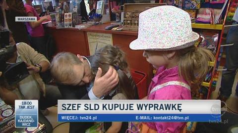 Grzegorz Napieralski w sklepie z córkami (TVN24)
