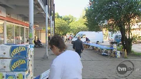 Handlarki rozkładają towar (TVN24)