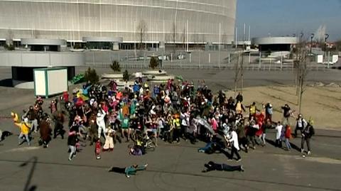 Harlem Shake przed wrocławskim stadionem