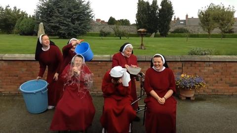 Irlandzkie zakonnice przyjmują Ice Bucket Challenge