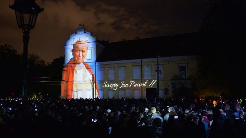 Jan Paweł II ponownie w oknie na Franciszkańskiej 3