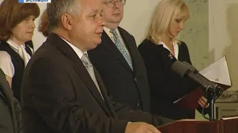 Jarosław Kaczyński odbiera nominację od Lecha Kaczyńskiego, lipiec 2006 r.