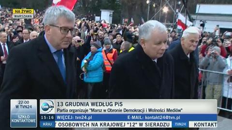 Jarosław Kaczyński składa kwiaty pod pomnikiem Piłsudskiego 