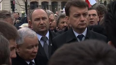 Jarosław Kaczyński z grupą posłów PiS pod pałacem