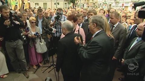 Jarosław Kaczyński złożył kwiaty pod pomnikiem (TVN24)