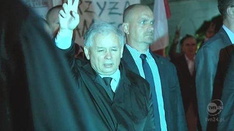 Kaczyński pojawił się na Krakowskim Przedmieściu (TVN24)