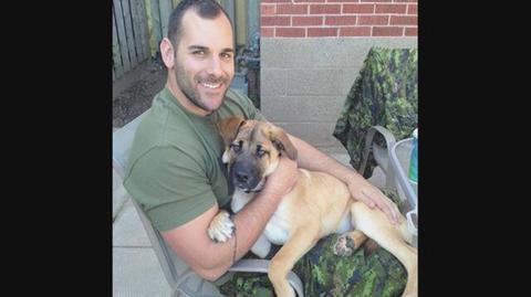 Kapral Nathan Cirillo na zdjęciach ze swoimi psami i synem