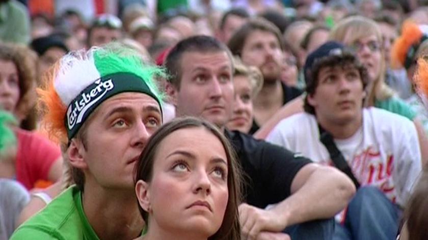 Kibice oglądają mecz Włochy-Irlandia w Poznaniu
