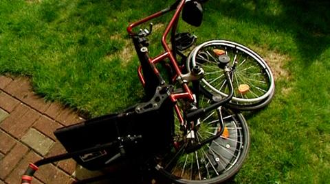 Konduktor wyrzucił wózek niepełnosprawnej