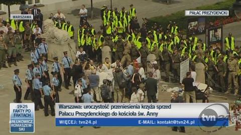 Księża wchodzą na plac przed Pałacem (TVN24)