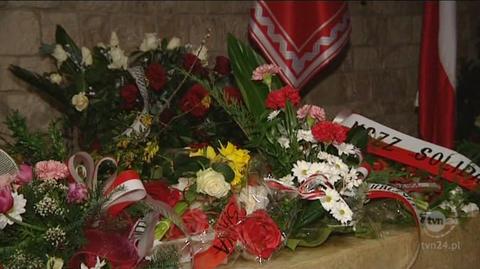 Kwiaty przy grobie Lecha i Marii Kaczyńskich złożyli także byli ministrowie (TVN24)