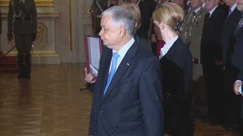 Lech Kaczyński wręcza Order Orła Białego Janowi Olszewskiemu
