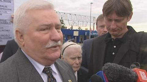 Lech Wałęsa pod pomnikiem (TVN24)