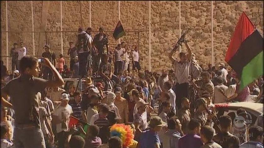 Libijscy powstańcy świętujący zdobycie Trypolisu na Placu Zielonym (Reuters)