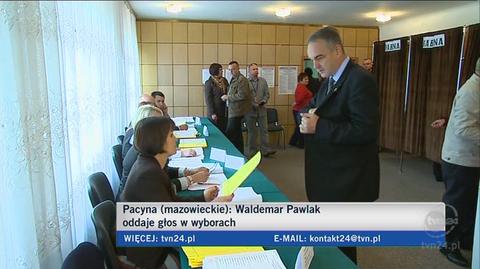 Lider Ludowców - Waldemar Pawlak w lokalu wyborczym (TVN24)