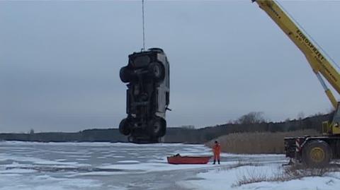 Lód nie wytrzymał pod ciężarem auta