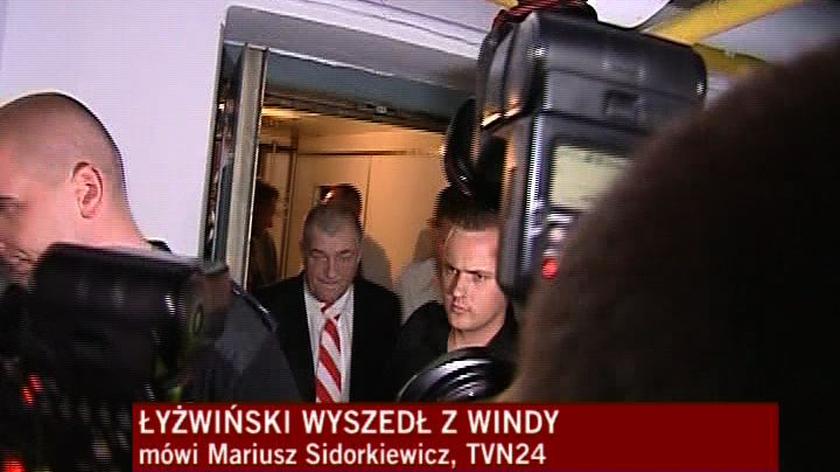 Łyżwińskiego i ośmiu policjantów uwolnili z windy sprowadzeni do szpitala technicy