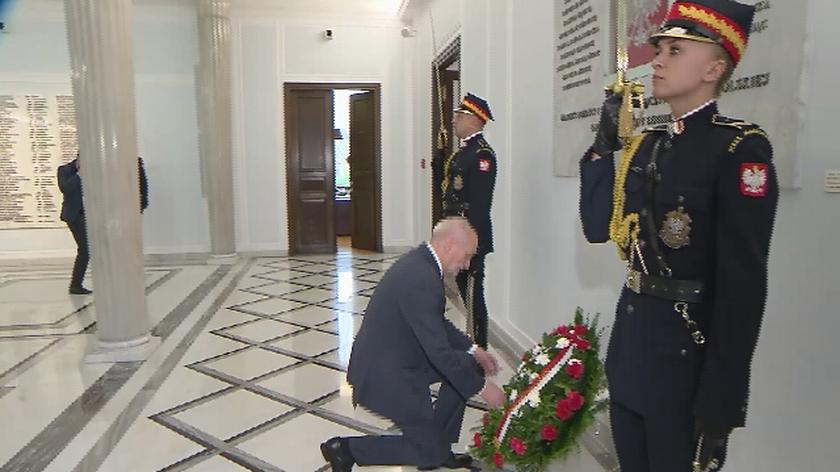 Macierewicz złożył kwiaty między innymi pod tablicą ku pamięci Lecha Kaczyńskiego
