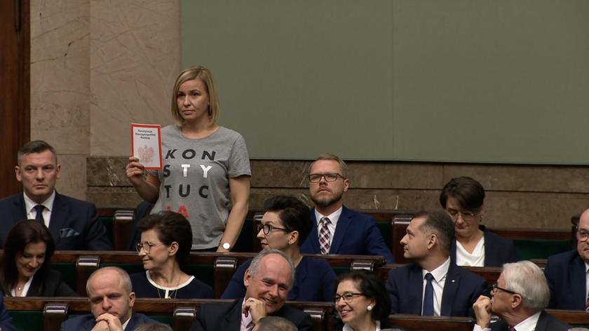 Magdalena Filiks złożyła ślubowanie w koszulce z napisem "Konstytucja" i ustawą zasadniczą w dłoni