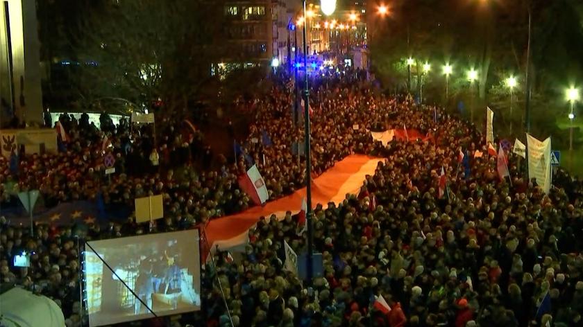 Manifestacje w obronie sądów w wielu miastach w Polsce