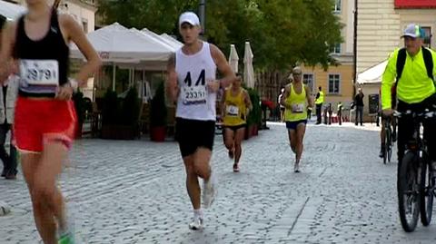 Maratończycy biegną przez Wrocław 