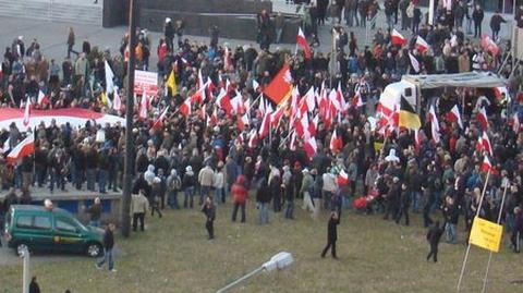 Marsz Niepodległości dotarł już pod pomnik Romana Dmowskiego