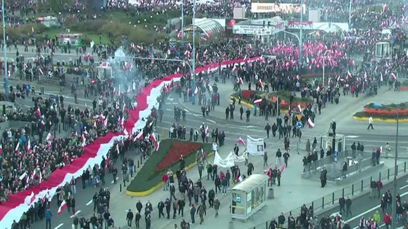 Marsz Niepodległości przechodzi ulicami Warszawy 