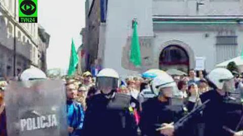 Marsz ochraniany przez policję (film: Sylwester)