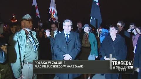 Marszałek Komorowski z Warszawiakami wspomina ofiary katastrofy/TVN24