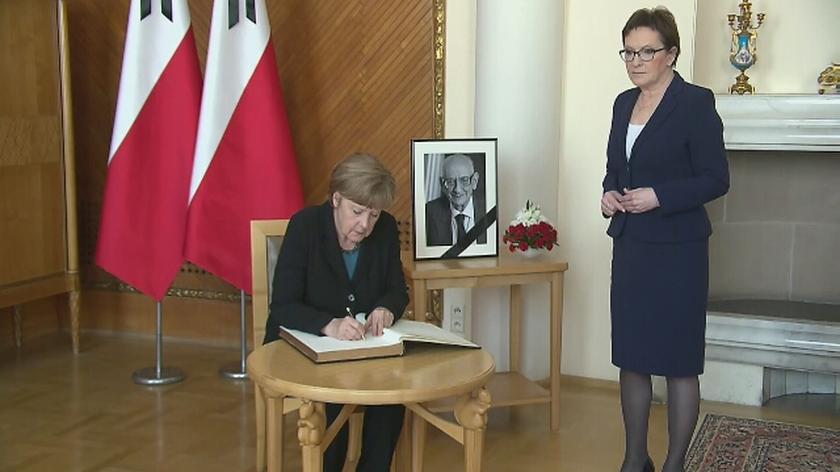 Merkel i Kopacz wpisały się do księgi kondolencyjnej Władysława Bartoszewskiego