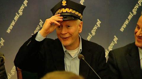 Michał Boni w kolejarskiej czapce