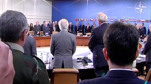 Minuta ciszy w Kwaterze Głównej NATO (TVN24, 12.04.2010)