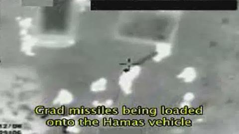 Nalot na grupę mężczyzn, prawdopodobnie członków Hamasu