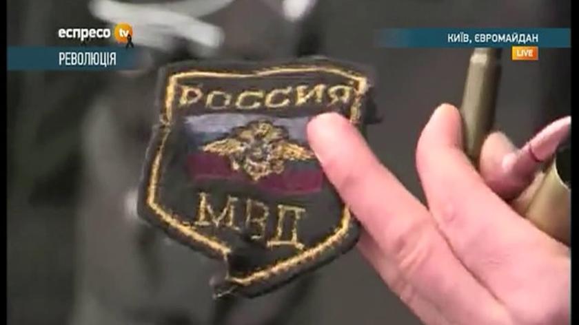 Naszywka rosyjskich służb w rękach obrońców Majdanu