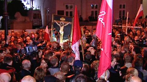 Ok. godz. 21 przed Pałacem Prezydenckim pojawił się Jarosław Kaczyński