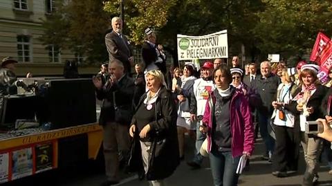 Okrzyki, gwizdki, wuwuzele na manifestacji pielęgniarek