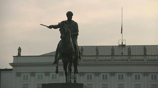 Opuszczona flaga. Świt nad Pałacem Prezydenckim