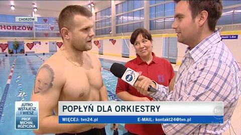 Orkiestra gra też na basenie (TVN24)