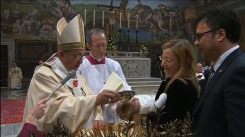 Papież ochrzcił dziecko pary bez ślubu