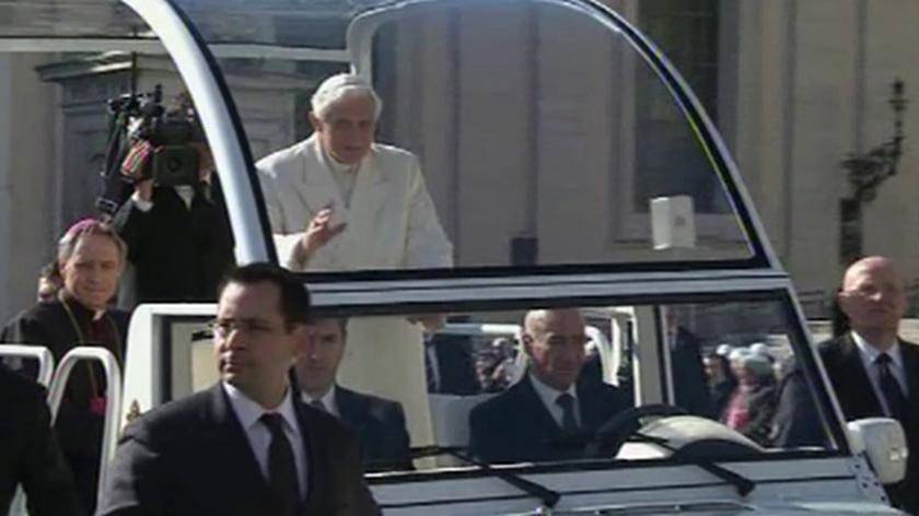 Papież wjechał na Plac Św. Piotra