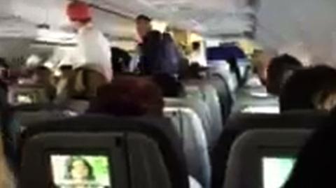 Pasażerowie pomogli w utrzymaniu "niedysponowanego " kapitana (YouTube)
