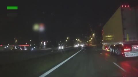 Piechotą, przez środek autostrady