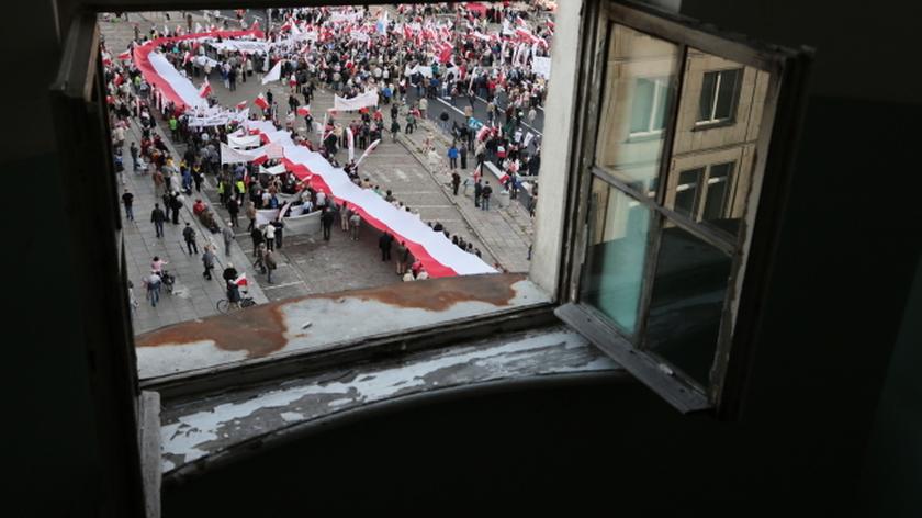 Pierwsi uczestnicy marszu już na pl. Zamkowym