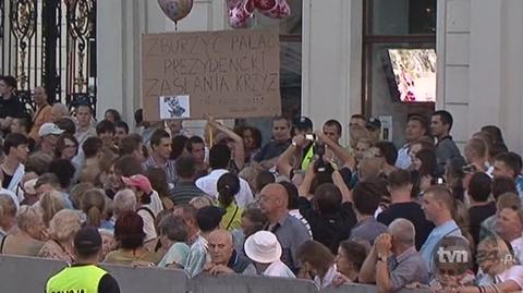 Pikinikowa atmosfera przed Pałacem (TVN24)