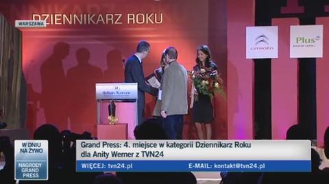 Piotr Stasiński odbiera nagrodę za Wojtka Jagielskiego (TVN24)