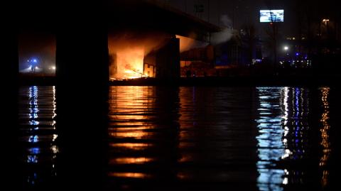 Płonie most Łazienkowski. Trudna akcja straży. "Podajemy prądy gaśnicze z łódek"