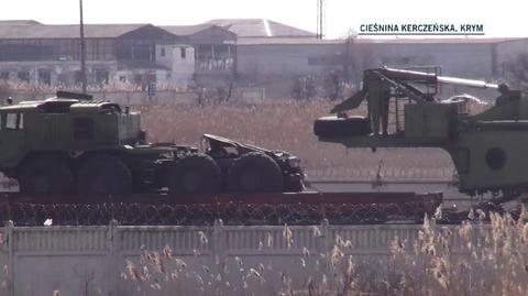 Pociągi z pojazdami wojskowymi jadą na Krym