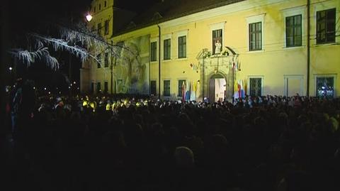 Pod "papieskim oknem" w Krakowie zebrały się tłumy (TVN24)